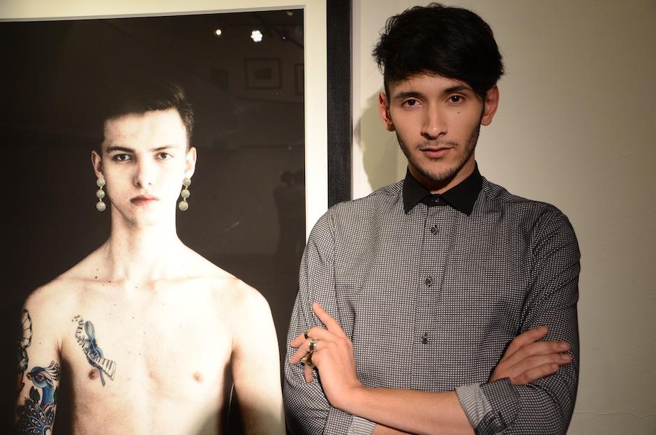 Edgar Navarro present&oacute; su primera exposici&oacute;n individual anoche, en el Museo Ixchel del traje ind&iacute;gena. (Foto: Selene Mej&iacute;a/Soy502)&nbsp;