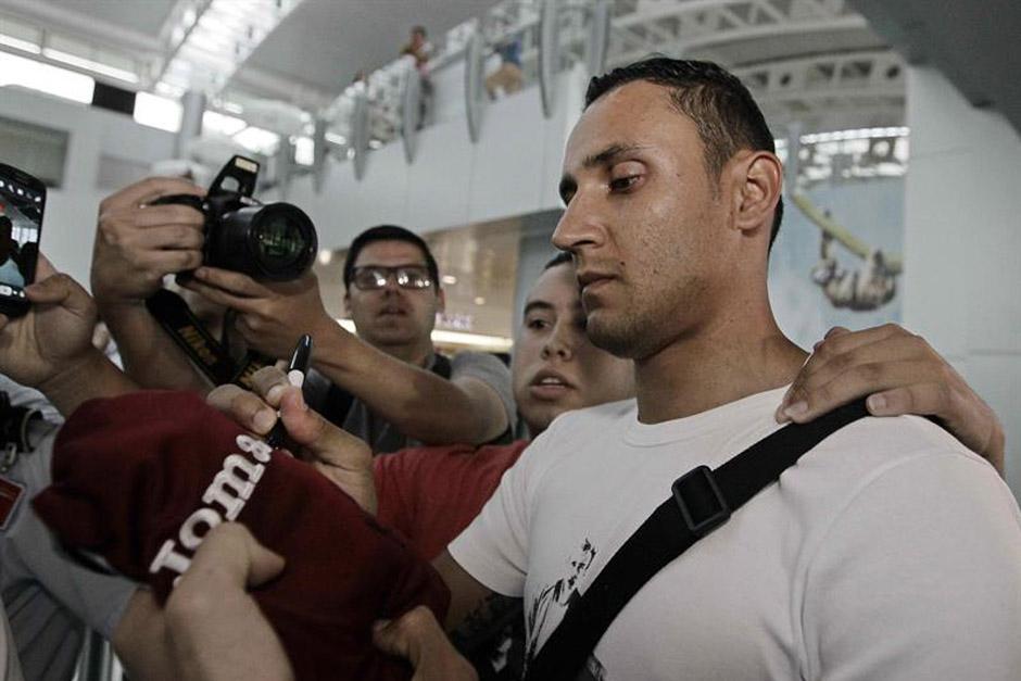 Keylor Navas, lleg&oacute; este lunes a la capital espa&ntilde;ola donde ser&aacute; presentado como el nuevo guardamenta del Real Madrid, un fichaje hist&oacute;rico para Costa Rica. Pero &iquest;le arrebatar&aacute; la titularidad al actual guardameta Iker Casillas? Marca tiene la respuesta (Foto: EFE)