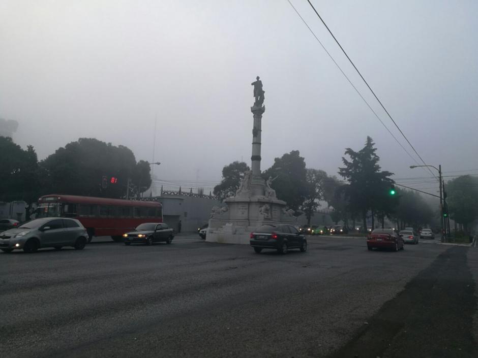 La neblina afecta el tr&aacute;fico en la ciudad. (Foto: Wilder L&oacute;pez/Soy502)