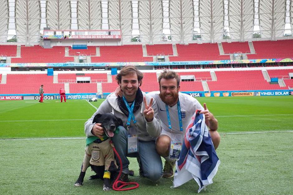 El uruguayo "Nacho", el ingl&eacute;s Adam Burns y el perro "Negro" protagonizan una historia de pel&iacute;cula. (Foto: Facebook/Adam Burns)