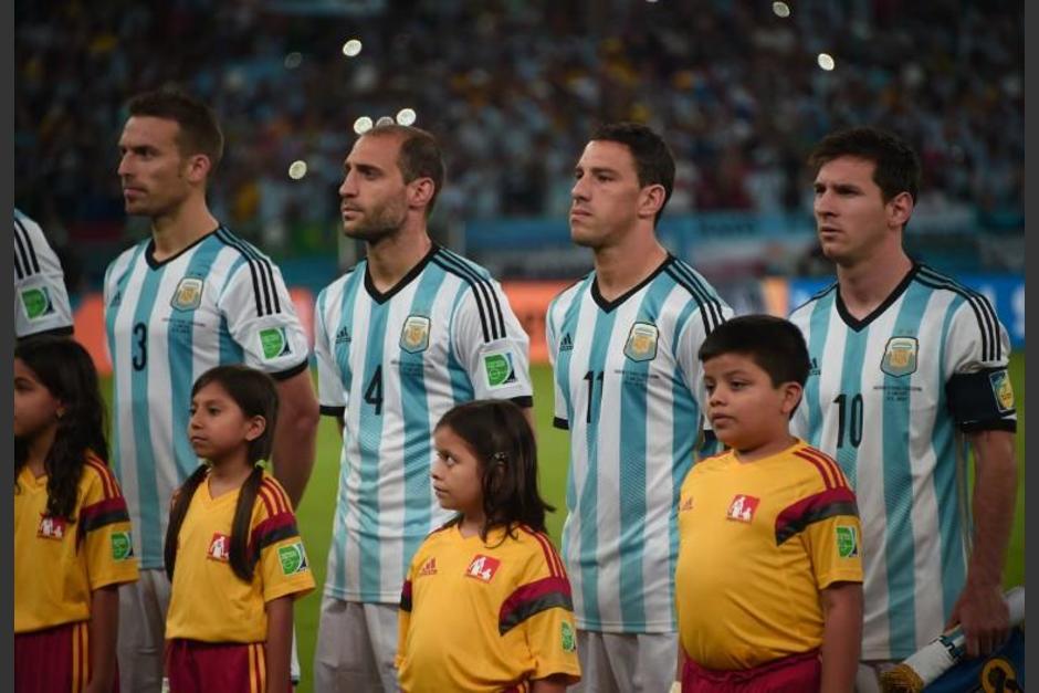 Milton Emmanuel Alfaro Tom&aacute;s, de 7 a&ntilde;os, originario de Malcat&aacute;n, San Marcos, sali&oacute; de la mano de Messi en el juego de debut de la Selecci&oacute;n Argentina ante Bosnia. (Foto: AFP)