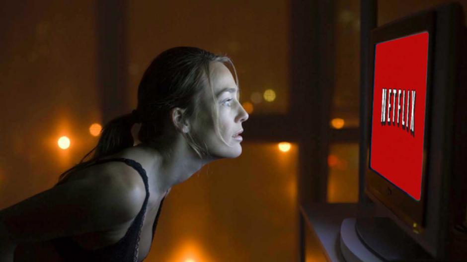 El Diccionario Collins de lengua inglesa define a "binge-watch", como el acto de mirar muchos programas de televisi&oacute;n o series seguidos. (Foto: Google)