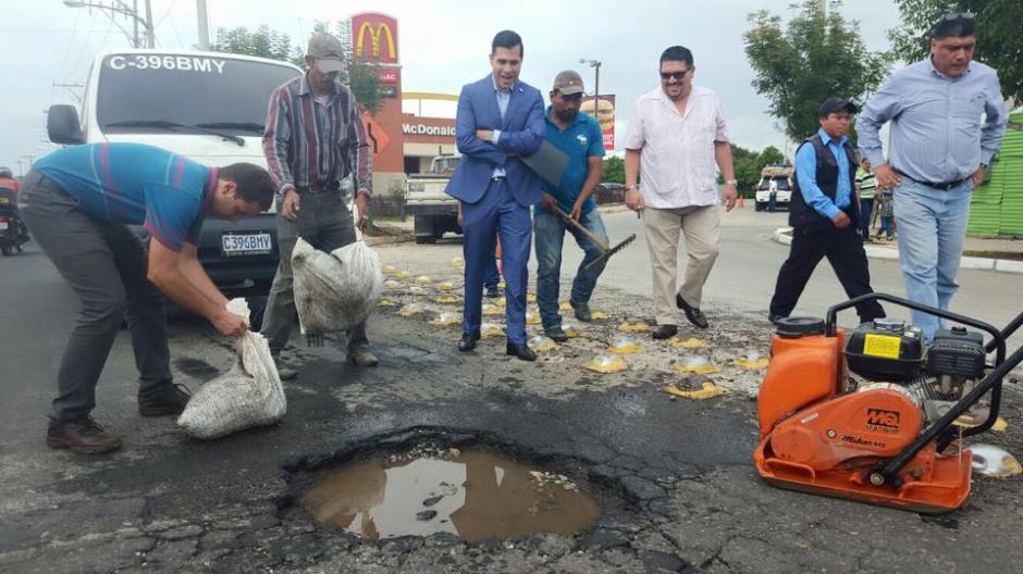 El alcalde electo de Mixco realiza pruebas de bacheo con una nueva fórmula en El Naranjo. (Foto: Facebook/Neto Bran)
