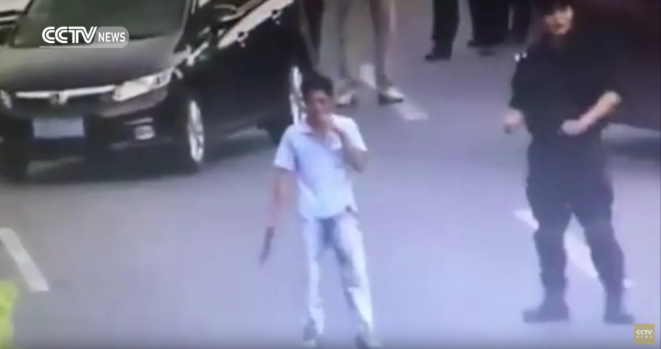 Un hombre amenaza con un cuchillo a los transe&uacute;ntes. (Captura de pantalla: CCTV News /YouTube)