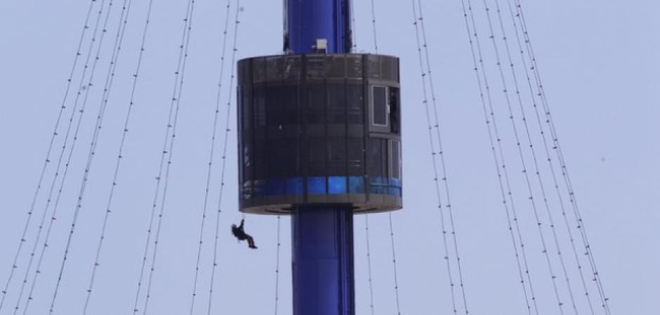 Decenas de personas quedaron atrapadas en una torre observatorio en el parque de atracciones SeaWorld en Estados Unidos, a consecuencia de una falla el&eacute;ctrica. (Foto: UT San Diego)