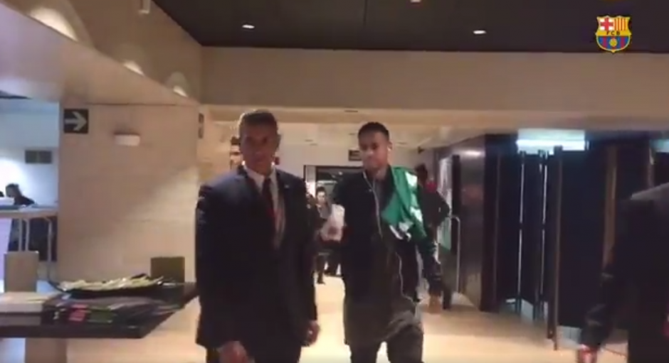 Neymar llega con la camiseta del Chapecoense a los camerinos del Camp Nou. (Imagen: captura de pantalla)