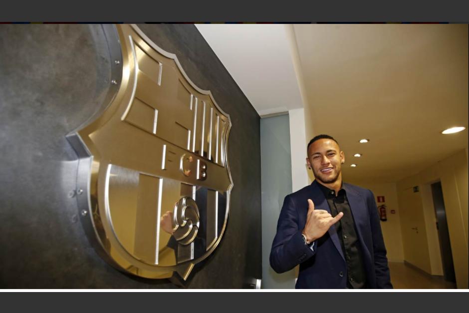 Neymar firm&oacute; este viernes un contrato que lo liga con el Barcelona hasta 2021. (Foto: Twitter/FC Barcelona)