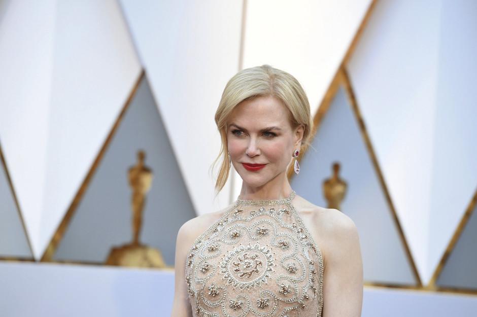 Nicole Kidman fue la mejor vestida de la gala, pero su peculiar forma de aplaudir le vali&oacute; cientos de burlas en las redes sociales. (Foto: trendencias.com)