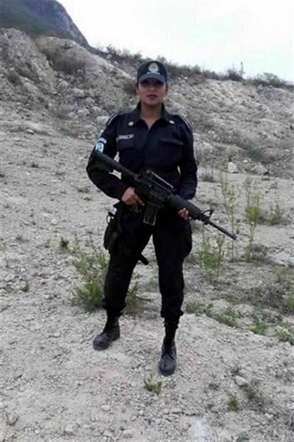 La agente mexicana no sabe aún cuál será su castigo tras mostrar sus atributos dentro de una patrulla. (Foto: sopitas.com)