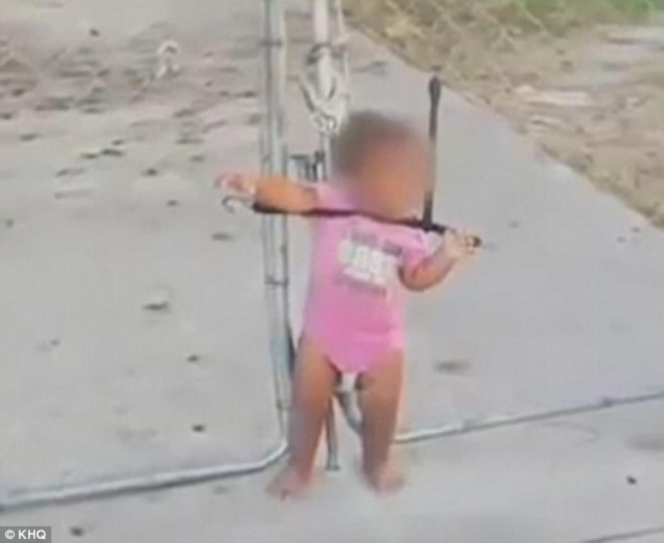 La peque&ntilde;a fue rescatada por un hombre que escuch&oacute; sus gritos. (Foto: Daily Mail)