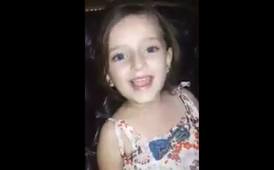 Una ni&ntilde;a siria compart&iacute;a un momento divertido con su familia. (Foto: Youtube) 
