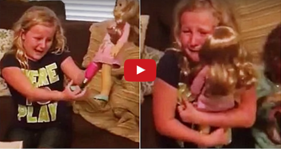 Emma es una ni&ntilde;a con una pr&oacute;tesis en su pierna. Captura de pantalla: News Things)