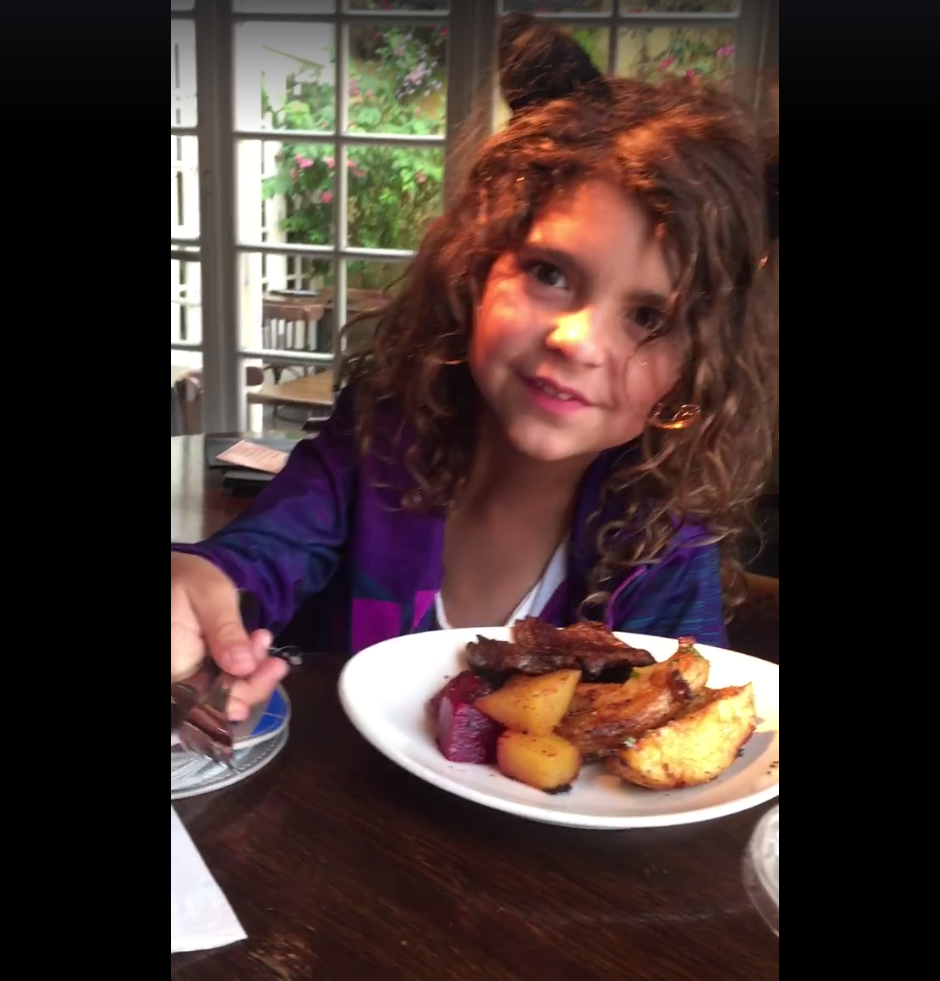 Al recibir su comida, la peque&ntilde;a decide regalarla a un hombre sin hogar. (Imagen: captura de Facebook/Eddie Scott)