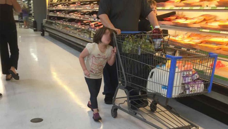 La agresi&oacute;n a la ni&ntilde;a se produjo en un Walmart de Cleveland, Texas (Foto: Facebook /Erika Burch)