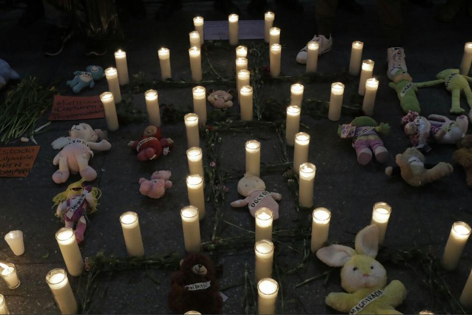 El plant&oacute;n es convocado por estudiantes de la Escuela de Ciencias de la Comunicaci&oacute;n de la Usac. (Foto: Alejandro Bal&aacute;n/Soy502)