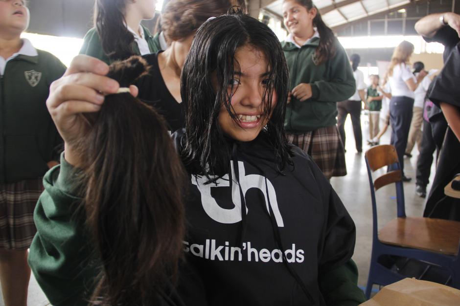 Las ni&ntilde;as donaron entre 15 y 16 cent&iacute;metros de su cabello que servir&aacute; para los pacientes que son antendidos en Fundecan. (Foto: Fredy Hern&aacute;ndez/Soy502)