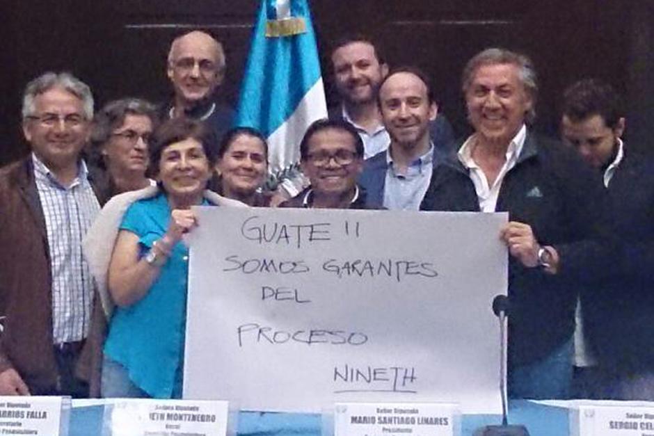 La diputada de Encuentro por Guatemala, Nineth Montenegro, decidi&oacute; no salir del Congreso hasta que la comisi&oacute;n pesquisidora entregue el informe que deber&aacute; presentar al pleno para que los diputados le quiten la inmunidad al Presidente Otto P&eacute;rez. (Foto: Twitter/Nineth Montenegro)