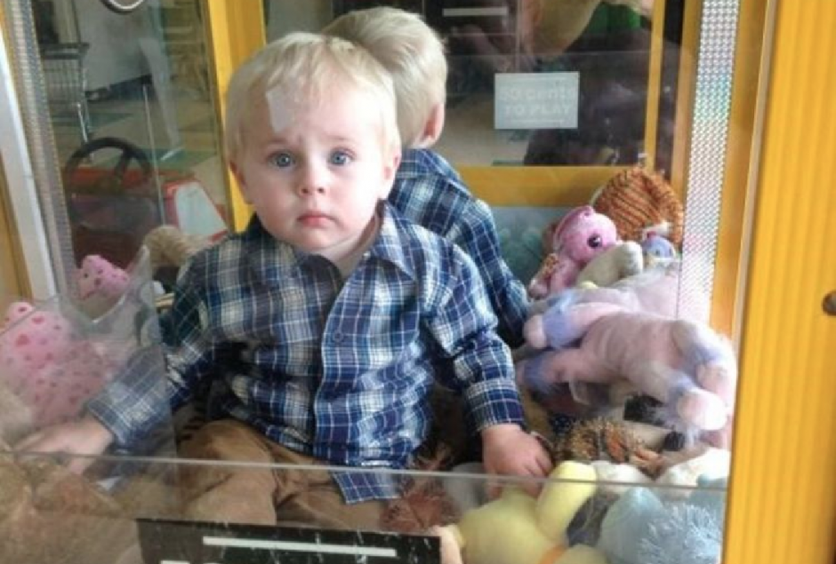 Un beb&eacute; de a&ntilde;o y medio qued&oacute; atrapado por accidente en una m&aacute;quina de peluches.