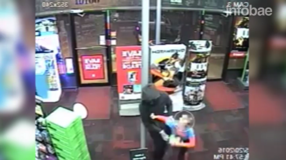 Cuando el ladr&oacute;n lo tom&oacute; del brazo el menor lo golpe&oacute; en el est&oacute;mago. (Foto: Tomado de YouTube)