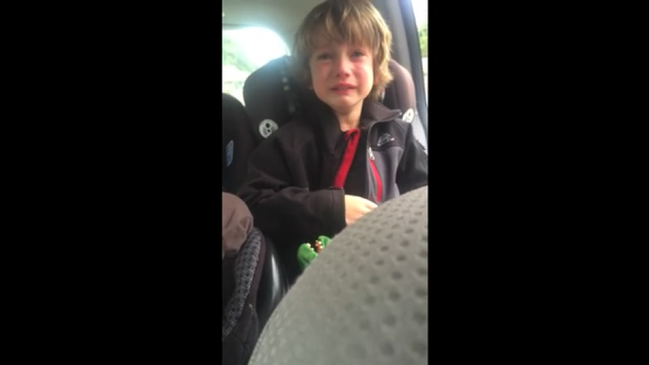 El menor de seis a&ntilde;os llora por la destrucci&oacute;n del medio ambiente. (Foto: Tomado de Youtube)