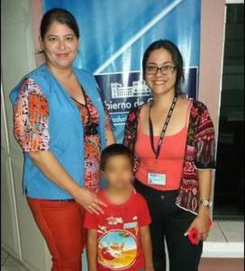 Usuarios de redes sociales alertaron sobre un ni&ntilde;o que viajaba solo, en un autob&uacute;s hacia Zacapa, el menor fue llevado a la PNC y posteriormente a la PGN. (Foto: Facebook/El Gr&aacute;fico de Oriente)