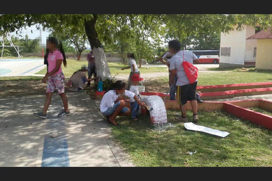 Varios estudiantes de distintos colegios en La Libertad, Pet&eacute;n, se unieron para pintar postes y espacios p&uacute;blicos, que ten&iacute;an colores de los partidos pol&iacute;ticos. (Foto: Cortes&iacute;a Usuarios Soy502)&nbsp;