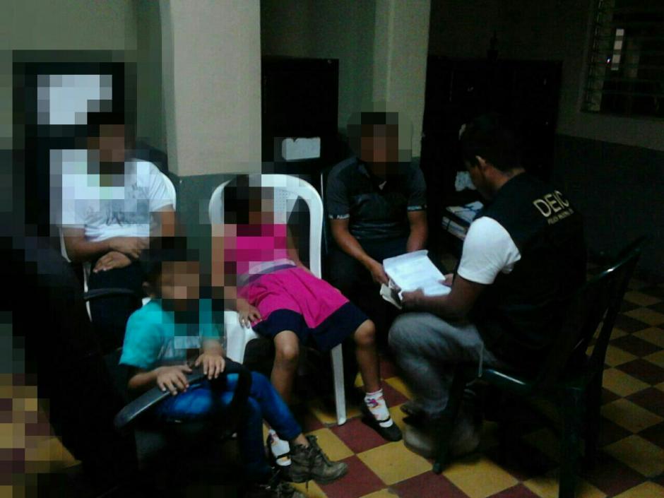 Las autoridades localizaron a tres menores de edad que tenían activa una alerta Alba-Keneth. (Foto: PNC)