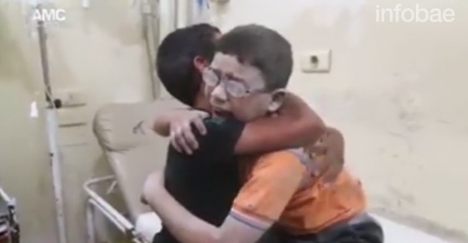 Las im&aacute;genes de dos hermanos que se abrazan por la muerte de otro hermano conmueven al mundo. (Foto: www.infobae.com)