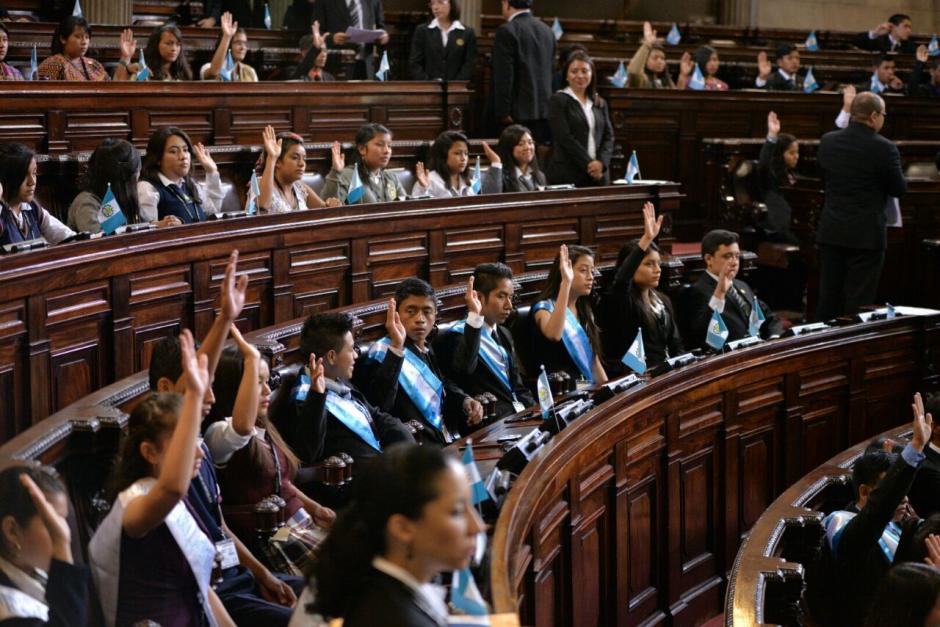 Los j&oacute;venes diputados por un d&iacute;a se agruparon en seis bancadas. (Foto: Wilder L&oacute;pez/Soy502)