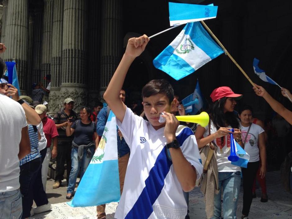 Con banderas y vuvuzelas, los ni&ntilde;os participaron en las manifestaciones. (Foto: Archivo/Soy502)