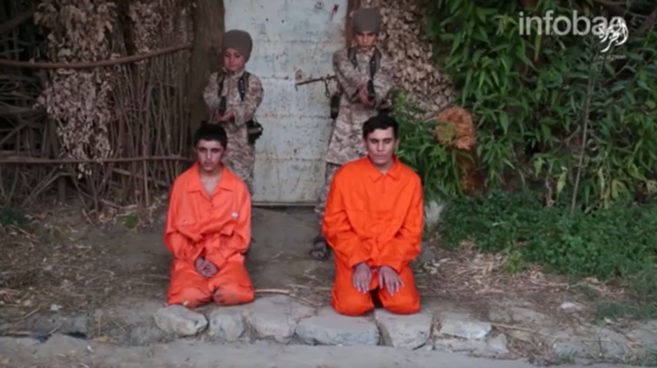 Cuatro ni&ntilde;os fueron obligados a ejecutar a igual n&uacute;mero de prisioneros. (Imagen: captura de pantalla)