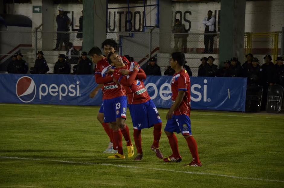 Kevin Arriola, anota el gol de triunfo de Xelaj&uacute; sobre Comunicaciones. (Foto: Nuestro Diario)