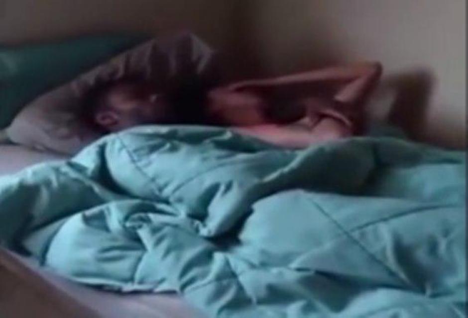 El hombre grab&oacute; a su novia durmiendo con otra persona y lo hizo p&uacute;blico en las redes sociales. (Foto: YouTube)&nbsp;