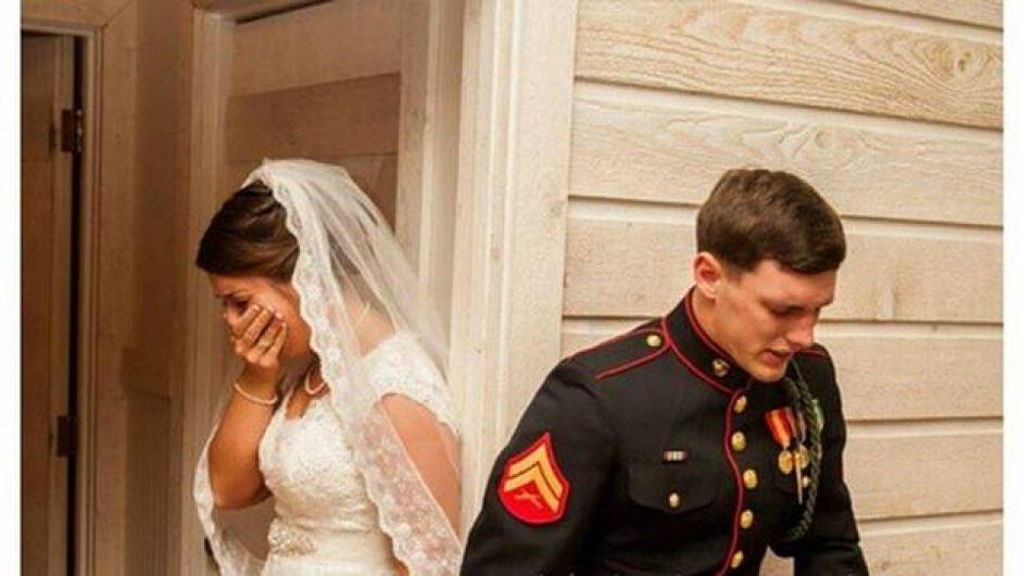 La foto de una pareja de novios rezando, minutos antes de su boda, se volvi&oacute; viral.