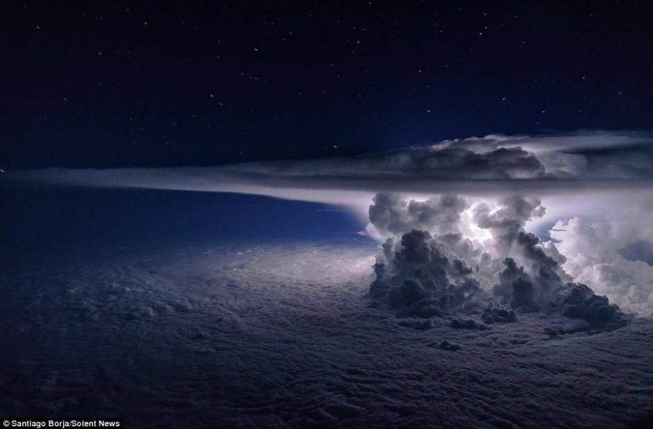 Esta sorprendente nube fue fotografiada por un piloto. (Foto: Santiago Borja/Solent News)
