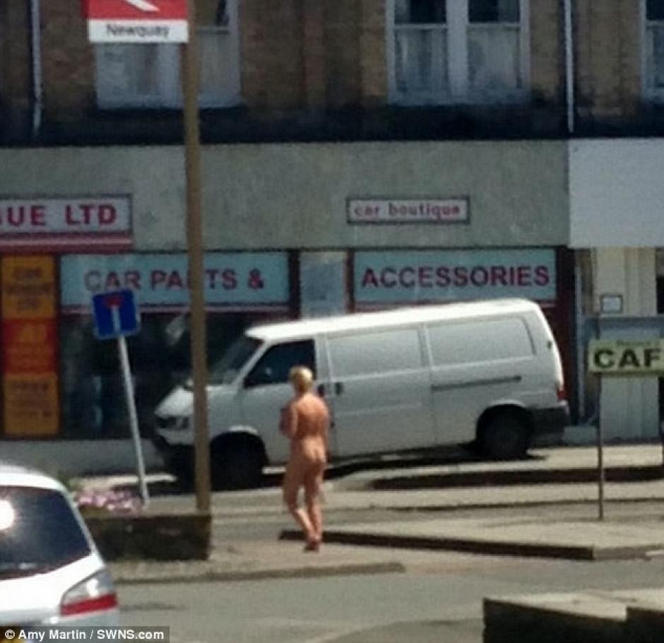 Mujer sale desnuda a la calle para no arruinar su bronceado