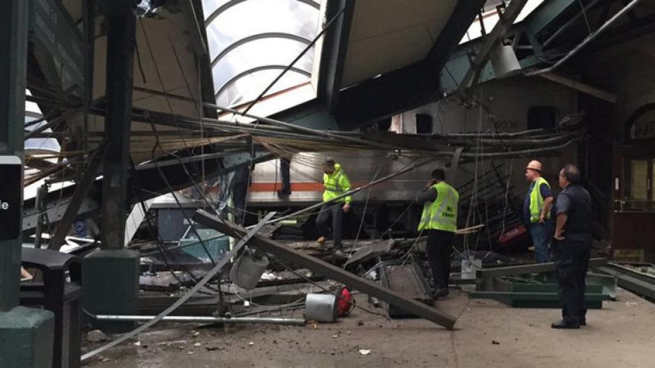 Un accidente de tren en Nueva Jersey dej&oacute; decenas de heridos. (Foto: @coreyfuttdesign)