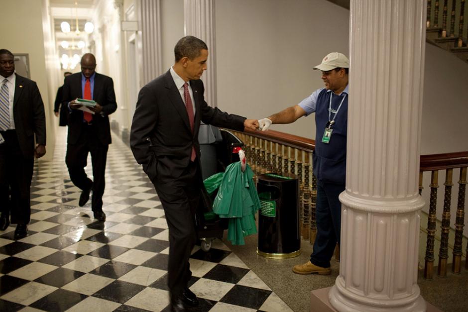 El presidente Barack Obama saluda a uno de los trabajadores de La Casa Blanca. (Foto: Pete Souza/ La Casa Blanca) 