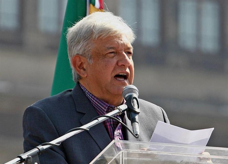 Imagen del domingo 1 de diciembre de 2013, del excandidato presidencial mexicano Andr&eacute;s Manuel L&oacute;pez Obrador durante un mitin con sus seguidores en el Z&oacute;calo de Ciudad de M&eacute;xico. &nbsp;(Foto: EFE)