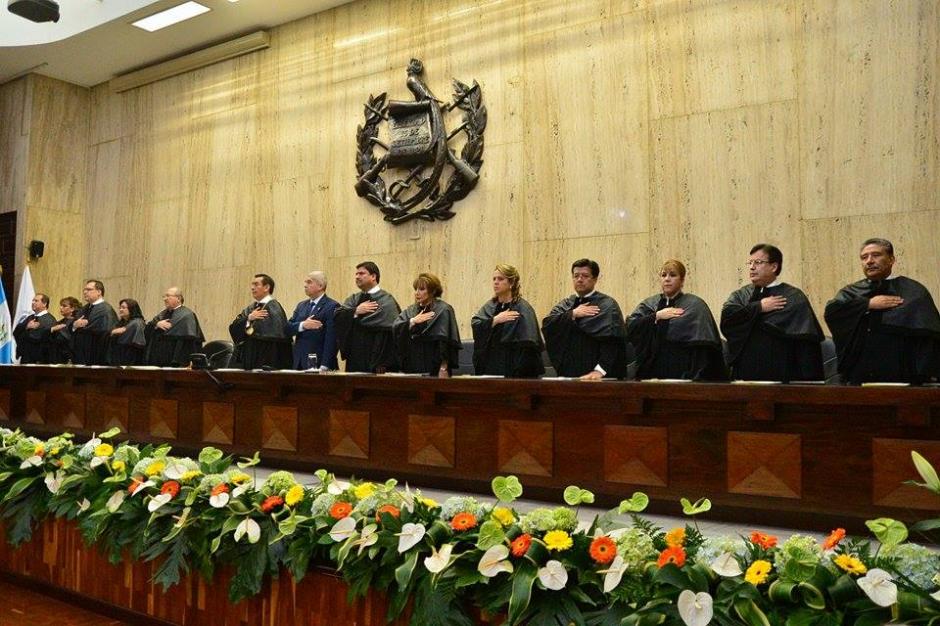 Los magistrados de la Corte Suprema de Justicia, el presidente del Congreso de la República y otros funcionarios durante la sesión. &nbsp;(Foto: Wilder López/Soy502)