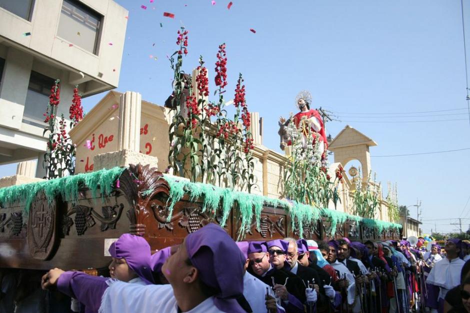Jes&uacute;s de las Palmas avanza entre flores desde la Iglesia de San Miguel de Capuchinas. (Foto: Ra&uacute;l Illescas).