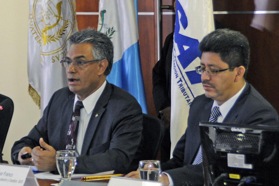 Omar Franco (derecha), intendente de Recaudación, sustituirá de forma interina a Carlos Muñoz (izquierda), quien fue removido del puesto de director de la SAT. (Foto: Archivo/Soy502)