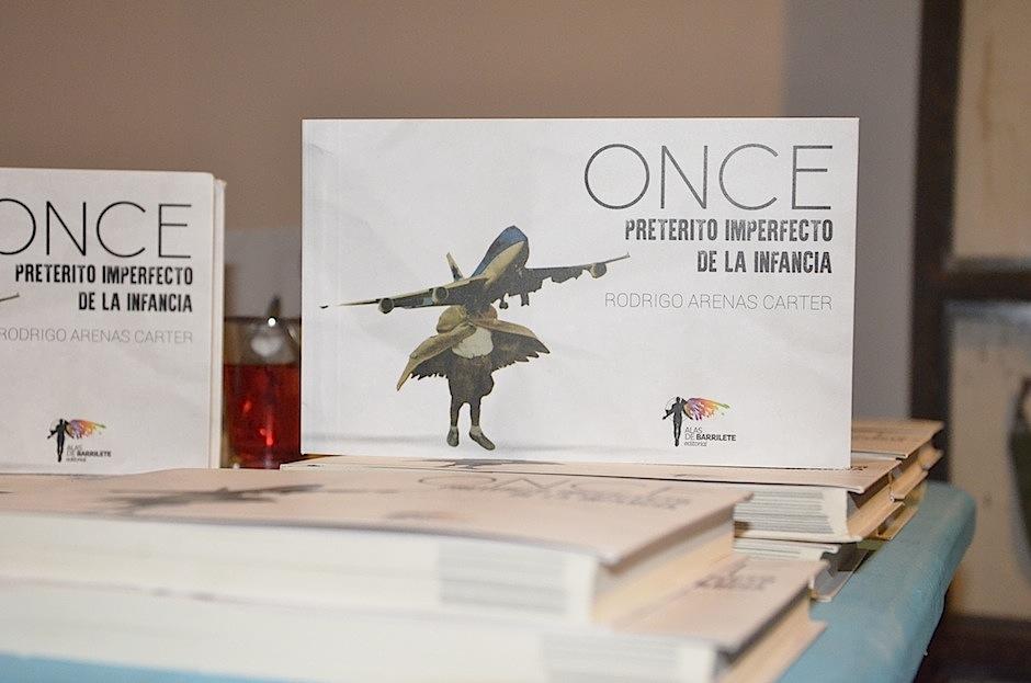 ONCE es el libro del chileno radicado en Guatemala Rodrigo Arenas Carter. (Foto: Selene Mej&iacute;a/Soy502)&nbsp;