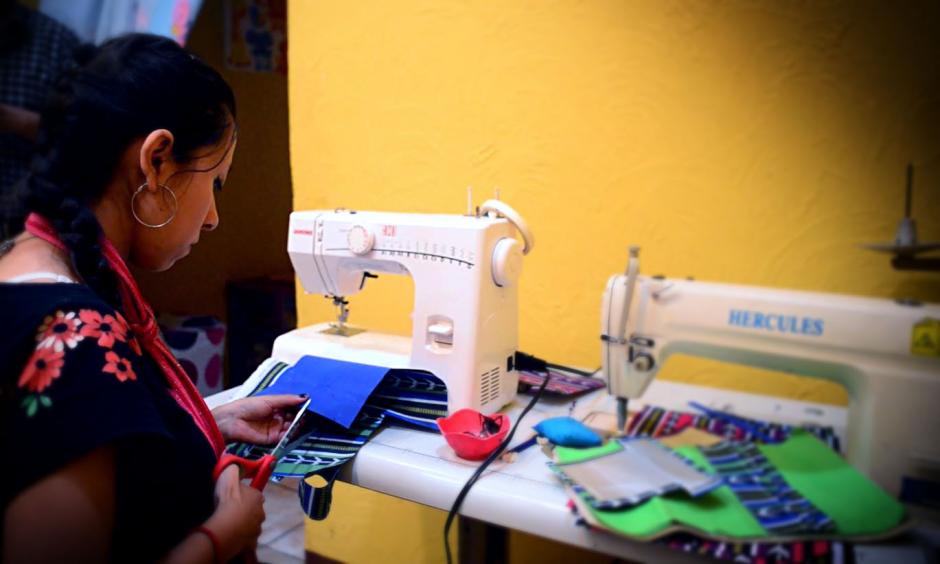 Ganar el Eco Reto le permiti&oacute; a Yrua Ruiz comprar maquinaria y materiales, as&iacute; como contratar personal para su f&aacute;brica de billeteras hechas de material reciclado. (Foto: Jes&uacute;s Alfonso/Soy502).