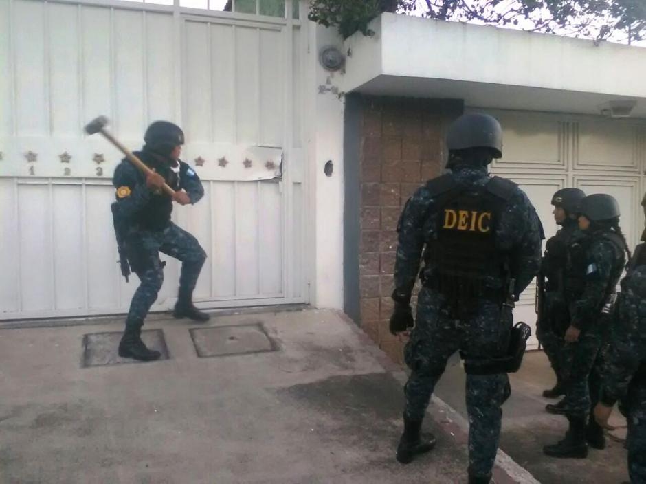 Los agentes de la PNC ingresaron por la fuerza a la vivienda. (Foto: PNC) 
