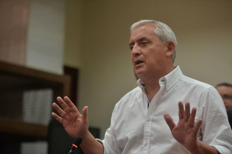 Otto P&eacute;rez Molina declar&oacute; por m&aacute;s de 15 minutos a la prensa. (Foto: Wilder L&oacute;pez/Soy502)