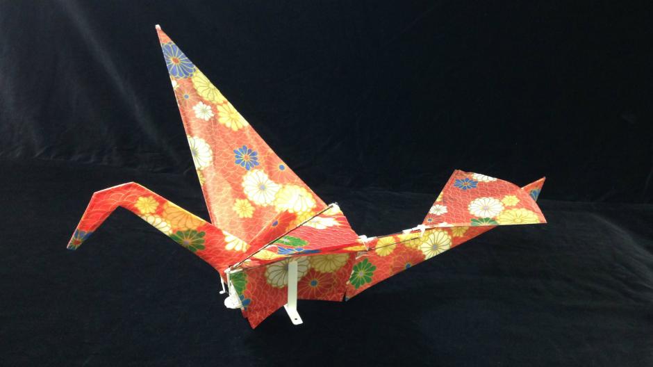 Una firma present&oacute; un drone hecho de papel; pesa 31 gramos y tiene el dise&ntilde;o de la grulla de origami; incluso mueve las alas al volar. (Foto: Google)