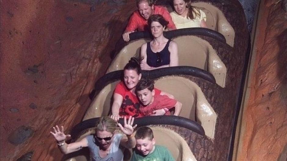 Una mujer se muestra molesta en una monta&ntilde;a rusa. (Foto: Reddit)