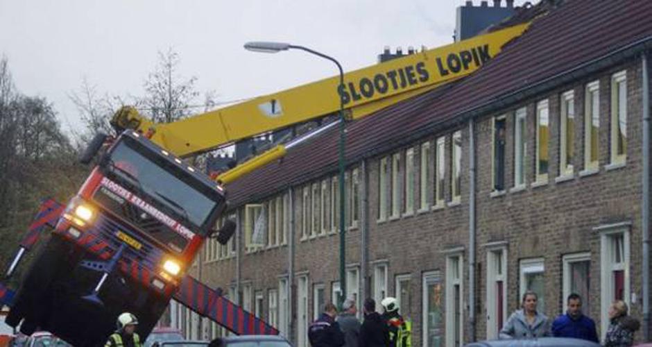 La propuesta de matrimonio en la que se utiliz&oacute; una gr&uacute;a, casi termina en tragedia. (Foto: tomada de Clar&iacute;n)