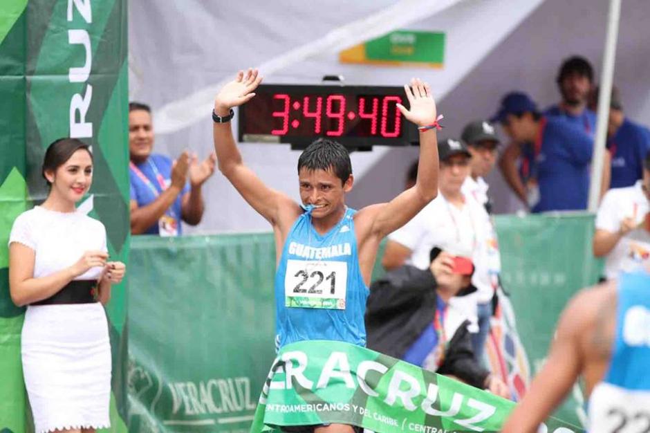 Erick Barrondo levanta los brazos al cruzar la meta e imponer una nueva marcha para los 50k marcha en Veracruz 2014. (Foto: Comit&eacute; Ol&iacute;mpico Guatemalteco)